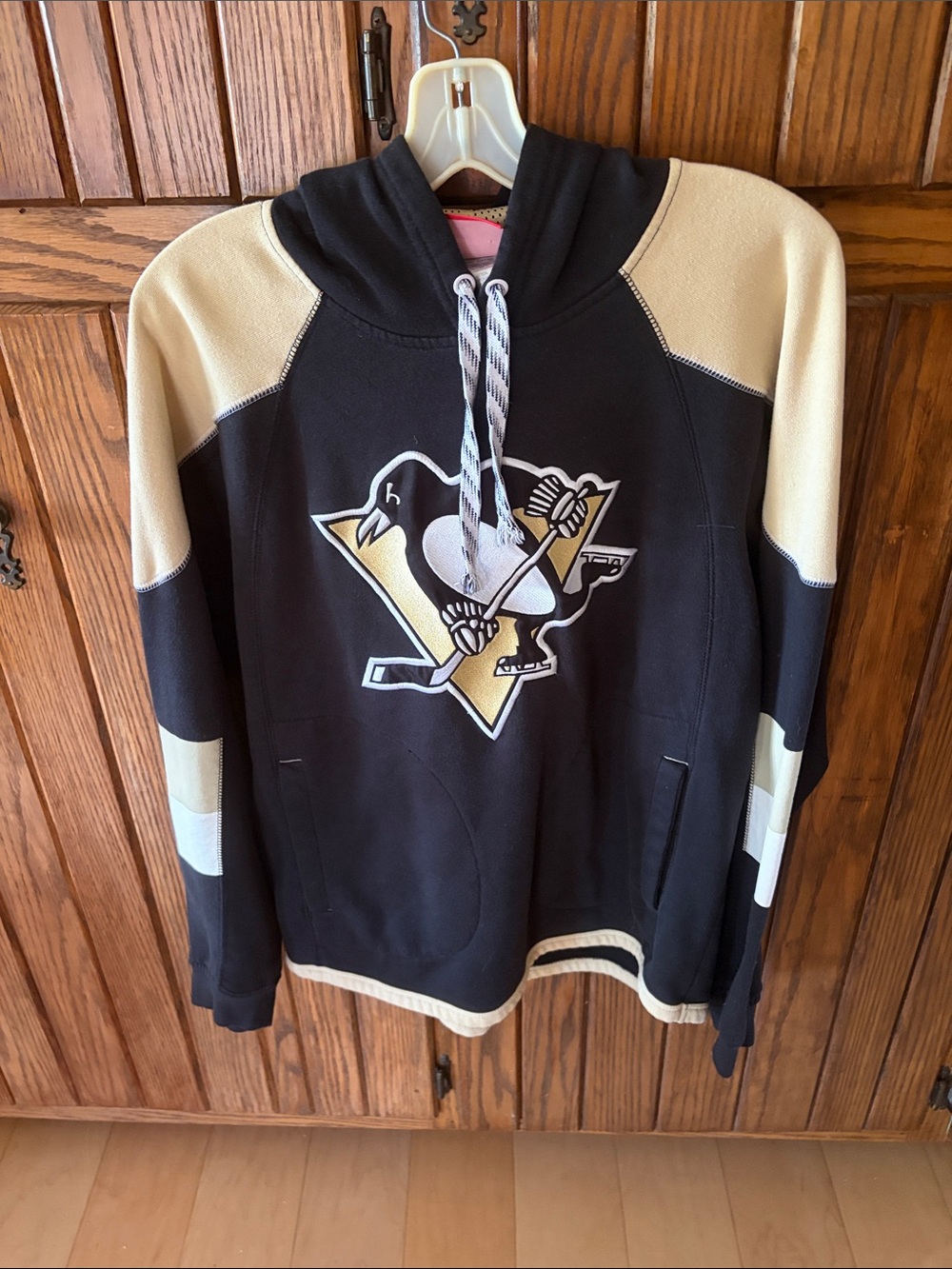 Reebok Black and Cream Face Off Collection Pittsburgh Penguins Hoodie size M